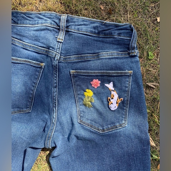 Hand embroidered koi fish Universal Thread jeans - Picture 8 of 9